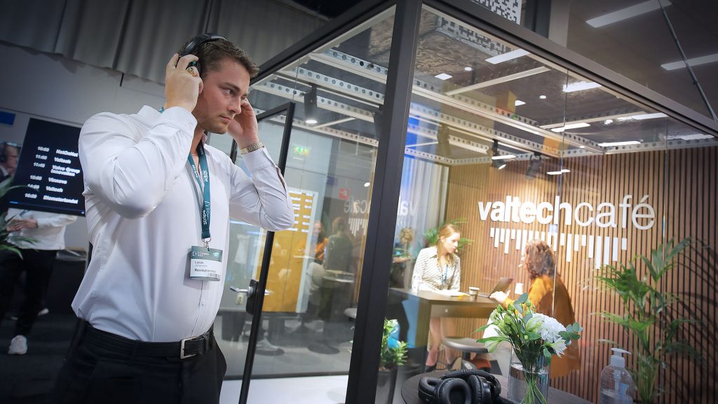 Poddstudio och trådlösa hörlurar